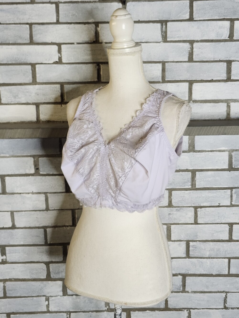 • Breezies Soft Support Lace Wirefree Bra 1X Lavender Unlined Style A713658